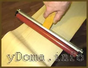 Cornice pentru perdele fereastra cu mâinile