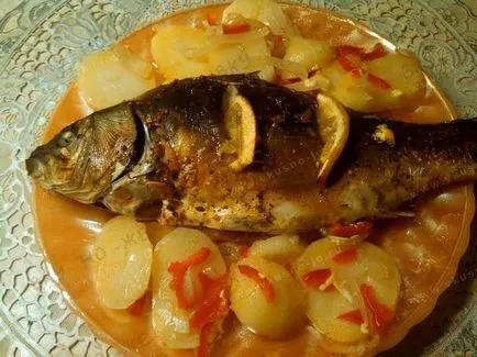 Carp coapte in reteta folie cu o fotografie de cartofi