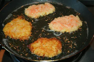 Cartofi clatite pas reteta delicioasa cu pas (o răzătoare fină grătar) De cartofi clatite pas reteta delicioasa cu pas