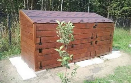 groapă Compost cu mâinile lor în țară - o chestiune ușoară (compost) groapă Compost cu mâinile lor în țară - un lucru ușor