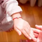 fir roșu pe de o parte (încheietura mâinii) - de ce și cum să-l poarte, cel mai bun doamnă (mâna lui un fir roșu) fir roșu pe de o parte (încheietura mâinii) - de ce și cum să-l poarte, cel mai bun doamnă