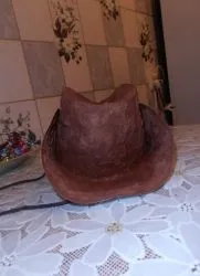 pălărie de cowboy cu mâinile