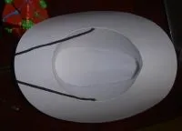 pălărie de cowboy cu mâinile
