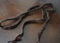 pălărie de cowboy cu mâinile
