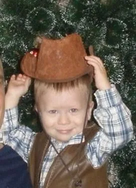 pălărie de cowboy cu mâinile