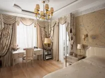 Ce să stea perdele în bucătărie și baie, montate pe perete și tavan