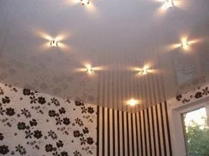 Tavan suspendat cu fotografie spoturi luminoase