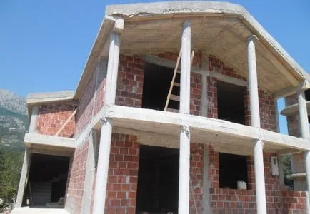 construcție neterminată a unei case