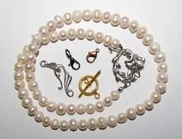 Un colier de perle cu mâinile lor începe simplu! (perle) Un colier de perle cu mâinile lor începe simplu!