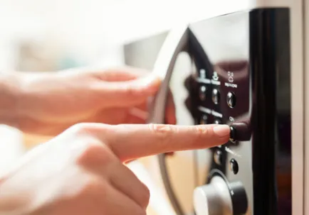 De ce scântei în interiorul cuptorului cu microunde - ce să facă, cauza și defecte de reparații