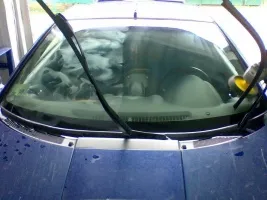Poleiala de sticlă de la zgârieturi cu videoclipul lui mâini (sale) Poleiala de sticlă de la zgârieturi videoclipul lui mâini