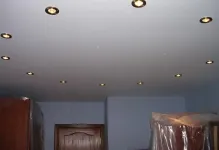Plafoane frate tensiune cu spoturi luminoase, fotografii cu două culori, vede mat în dormitor
