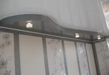 Plafoane frate tensiune cu spoturi luminoase, fotografii cu două culori, vede mat în dormitor