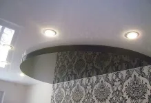 Plafoane frate tensiune cu spoturi luminoase, fotografii cu două culori, vede mat în dormitor