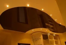 Plafoane frate tensiune cu spoturi luminoase, fotografii cu două culori, vede mat în dormitor