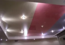 Plafoane frate tensiune cu spoturi luminoase, fotografii cu două culori, vede mat în dormitor