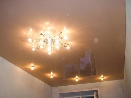 Plafoane frate tensiune cu spoturi luminoase, fotografii cu două culori, vede mat în dormitor