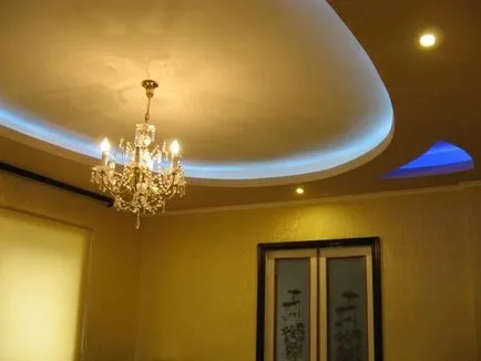 Plafoane frate tensiune cu spoturi luminoase, fotografii cu două culori, vede mat în dormitor
