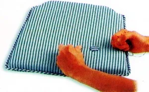 perna simplă pe scaun cu mâinile sale - tăiere și de cusut (scaun) perna simplă pe scaun cu mâinile sale - tăiere și de cusut