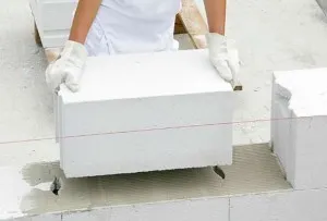 Mortar de stabilire a blocurilor de beton cu mâinile sale - prima clădire (blocuri) Mortar de stabilire a blocurilor de beton cu mâinile sale - prima clădire