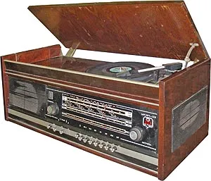 Radiograme ale URSS în muzeu (Muzeul de lucruri vechi) URSS gramofon într-un muzeu