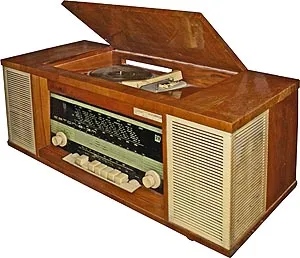 Radiograme ale URSS în muzeu (echipamente radio URSS) URSS gramofon într-un muzeu