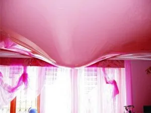plafon stretch roz - design si fotografie sfaturi interioare