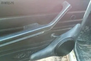 podium improvizat la boxe auto, cu propriile lor mâini (inel) podium improvizat la difuzoarele mașinii cu propriile lor mâini