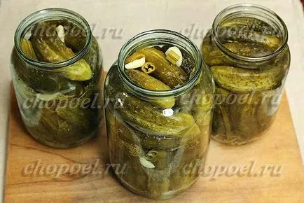 Murături pentru iarnă în bănci, rețeta pentru castraveți de decapare crocantă