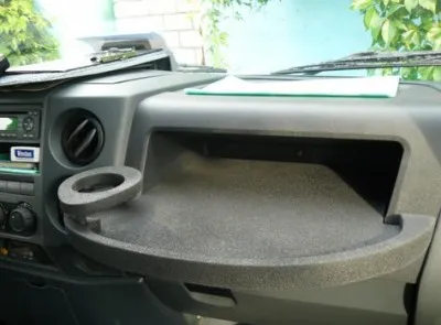 Tabel în mașină cu mâinile lor, meserii pentru automobile