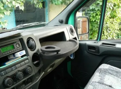 Tabel în mașină cu mâinile lor, meserii pentru automobile