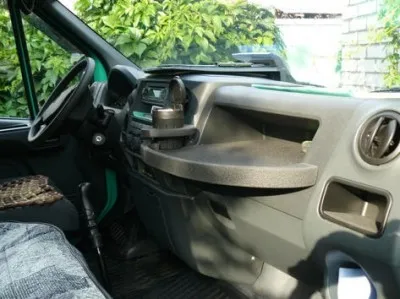 Tabel în mașină cu mâinile lor, meserii pentru automobile
