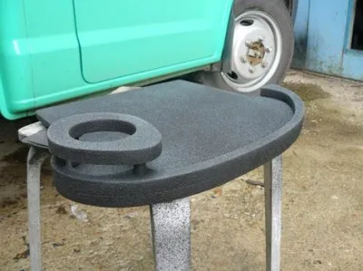 Tabel în mașină cu mâinile lor, meserii pentru automobile