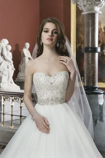 Cristale, margele, pietre Swarovski - elemente elegante ale unei rochii de mireasa