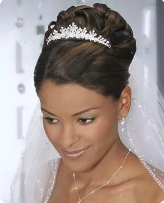 Coafuri de mireasa cu tiara si voal imagine cele mai frumoase mirese (Tiara) Coafuri de mireasa cu tiara si voal imagine cele mai frumoase mirese