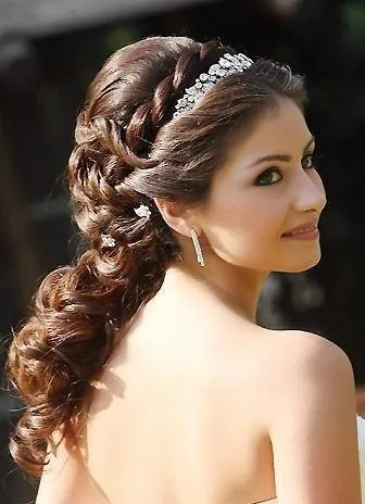 Coafuri de mireasa cu tiara si voal imagine cele mai frumoase mirese (Coafuri de mireasa cu tiara si voal) Coafuri de mireasa cu tiara si voal imagine cele mai frumoase mirese