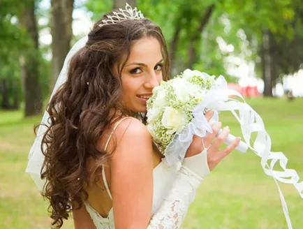 Coafuri de mireasa cu tiara imagini și fotografii de succes (Tiara) Coafuri de mireasa cu tiara imagini și fotografii de succes
