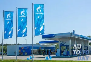 stație de carduri de combustibil gazos pentru a utiliza serviciul