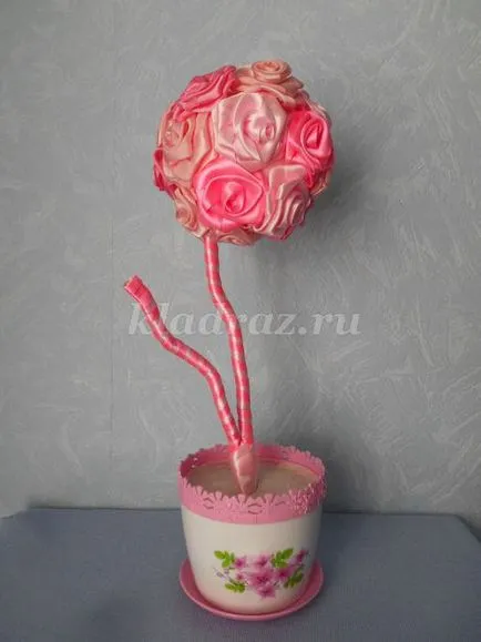 Topiary cu flori de panglici de satin cu pas cu pas fotografii