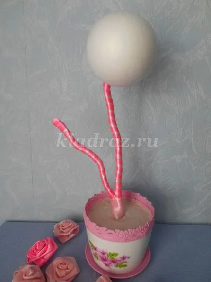 Topiary cu flori de panglici de satin cu pas cu pas fotografii