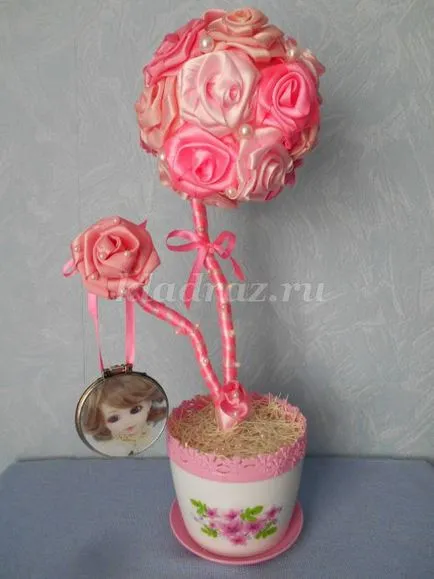 Topiary cu flori de panglici de satin cu pas cu pas fotografii
