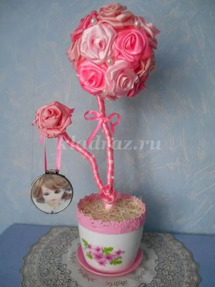 Topiary cu flori de panglici de satin cu pas cu pas fotografii