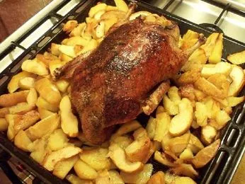Duck cu cartofi delicioase și rețete simple,