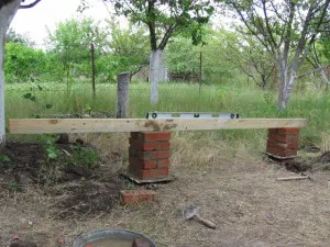 Fundamentul propriile lor mâini sub chioșc