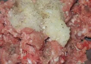 Carne de vită în cuptor cu roșii