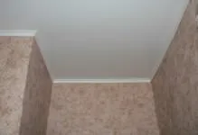 Cum să clei muluri tavane din colțuri