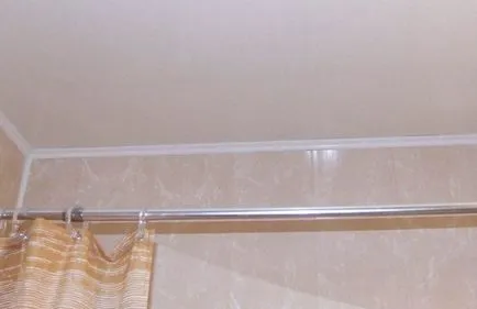 Cum la tavan în baie Cum la tavan în baie