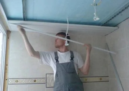 Cum la tavan în baie Cum la tavan în baie