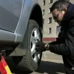 Cum se schimbă o roată pe o mașină Cum se schimbă o roată pe o mașină