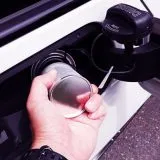 Cum se schimbă o roată pe o mașină